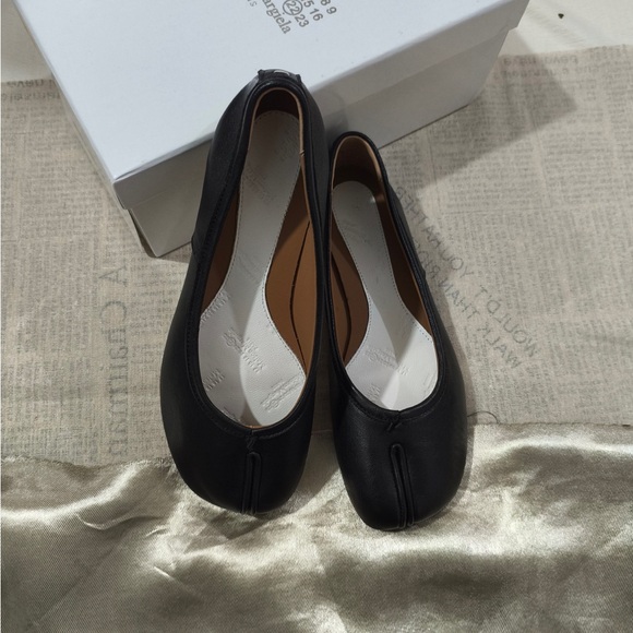 Maison Martin Margiela Shoes - Maison Martin Margiela Black Split-Toe Leather Ballet Flats